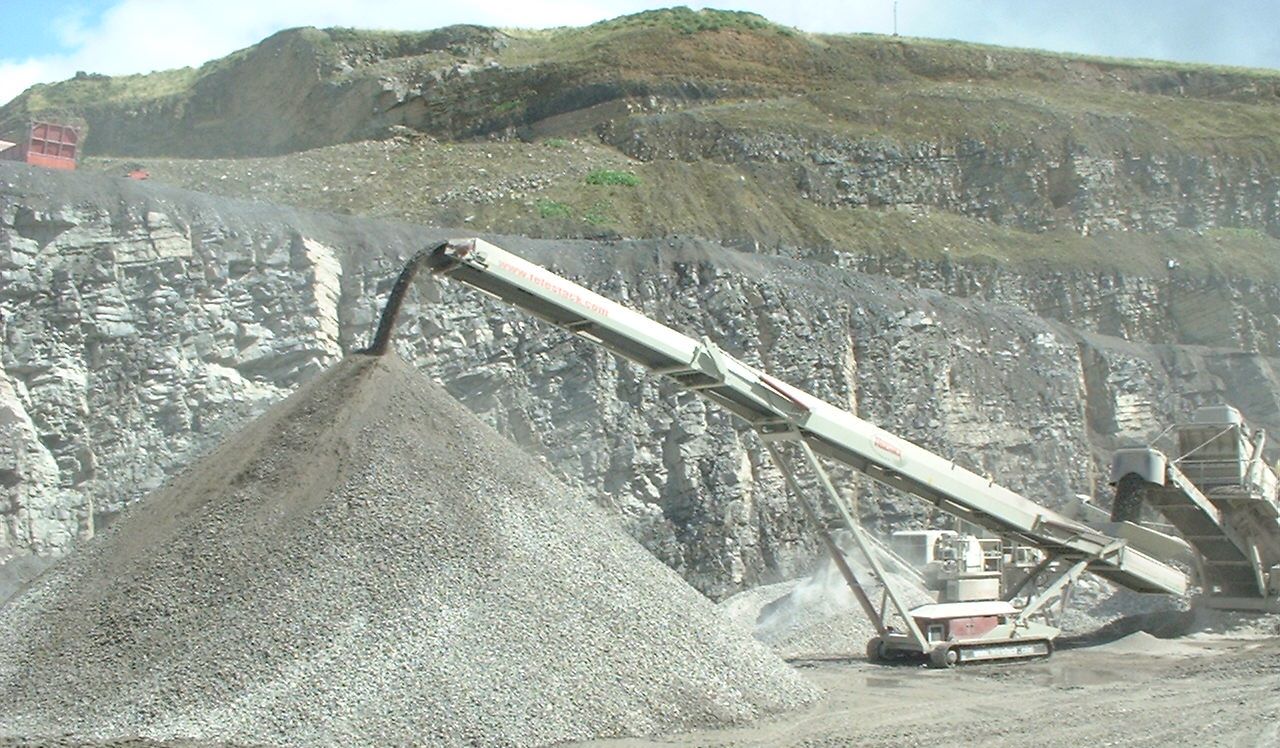 AggStack TC tracked conveyor stockpiling from mobile crusher_screen