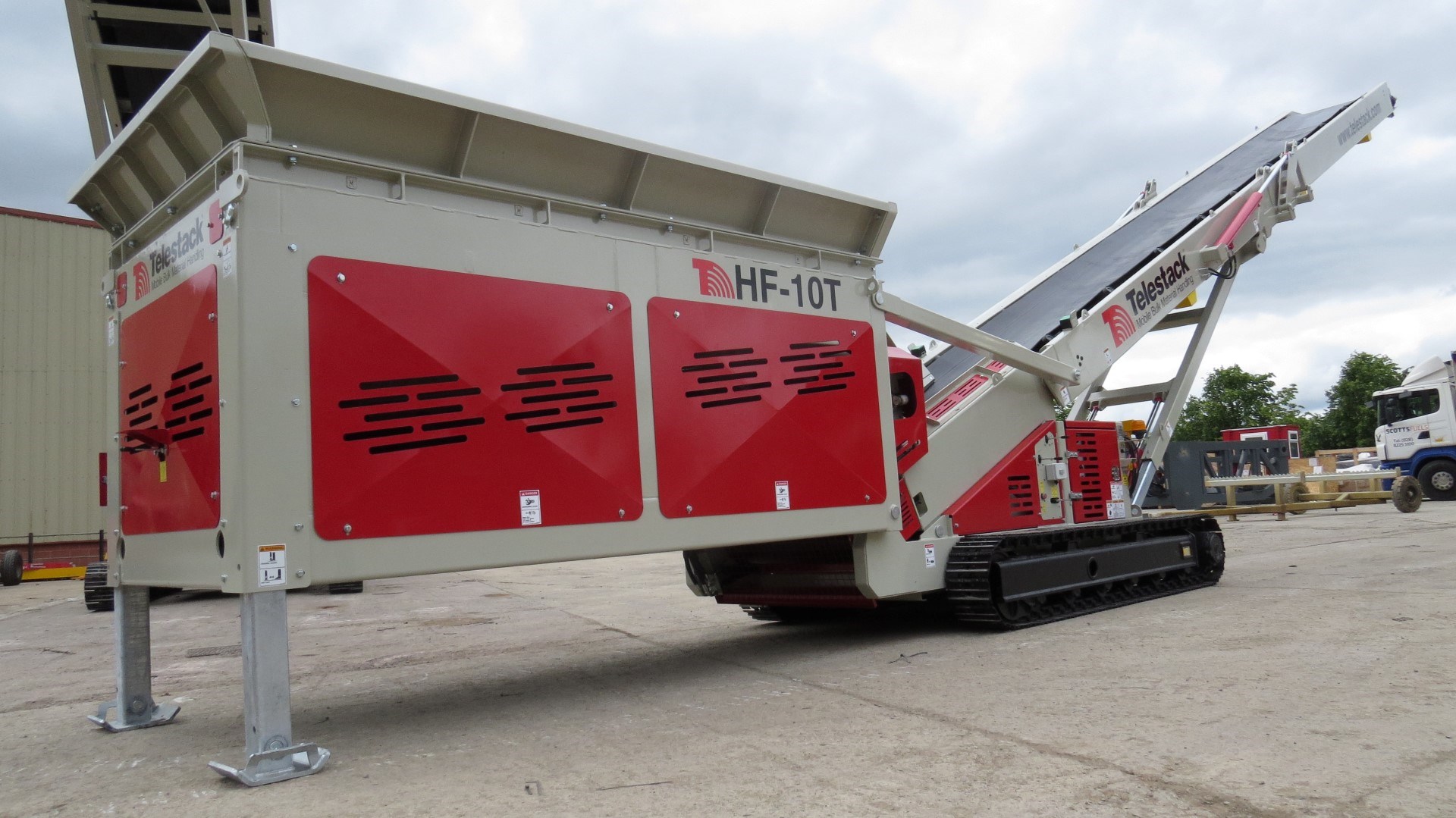 HF 10T Mobile Tracked Hopper Feeder HF 10T Mobile Tracked Hopper Feeder
