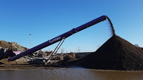 Tracked Conveyor and Crusher Stockpiling 