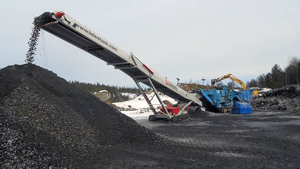 Tracked Conveyor stockpiling from jaw cone