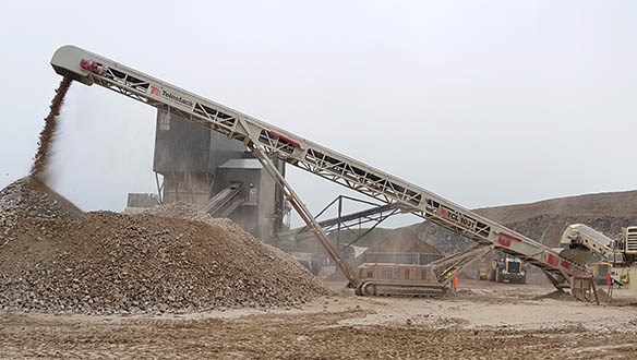 Telestack stockpiling aggregate 