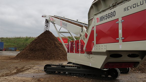 Mulch Hopper Stockpiling woodchips-mulch 2