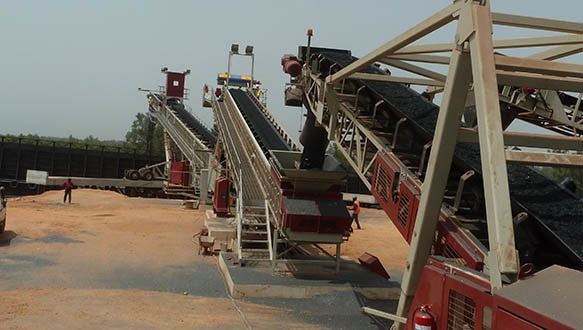 hopper feeder reclaiming iron ore to radial telescopic 