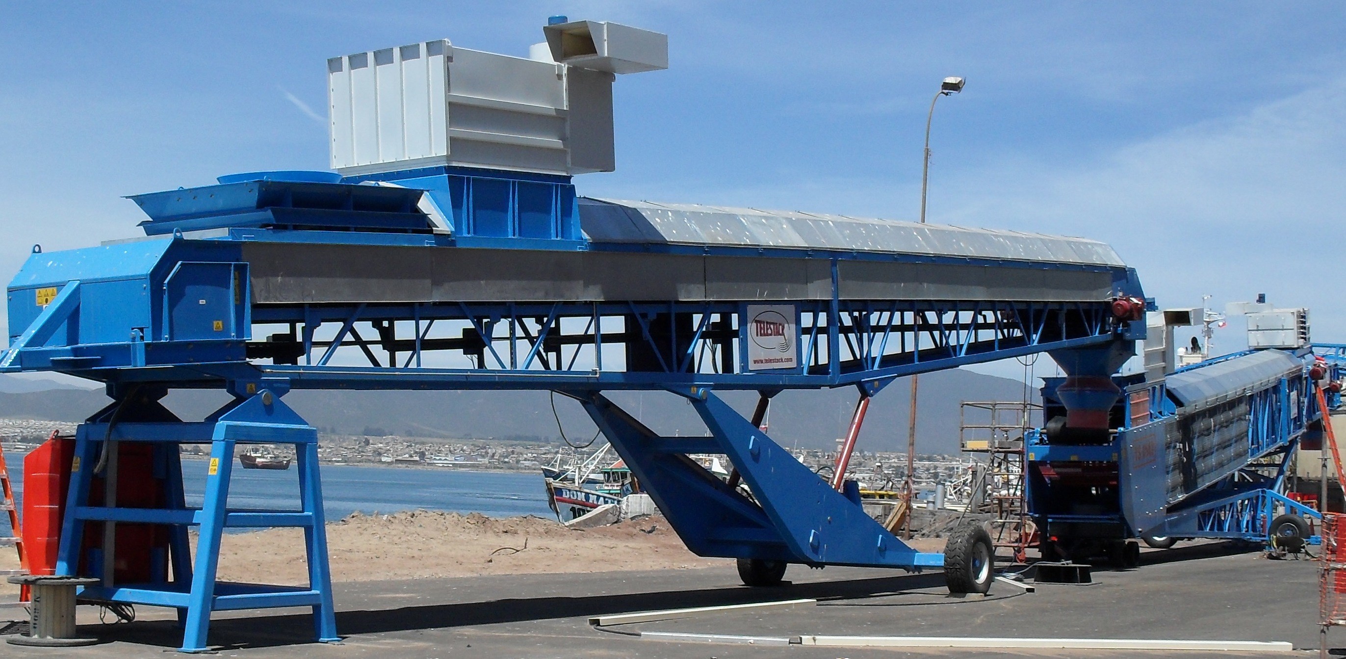 Wheeled Mobile link conveyor feeding Radial Telescopic and Shiploader