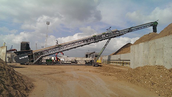 Radial telescopic conveyor stockpiling woodchips
