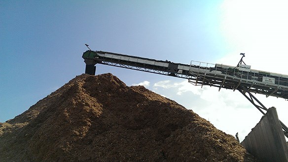 telescopic conveyor stockpiling woodchips