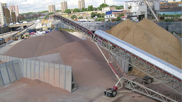 Telescopic conveyor stockpiling into bays