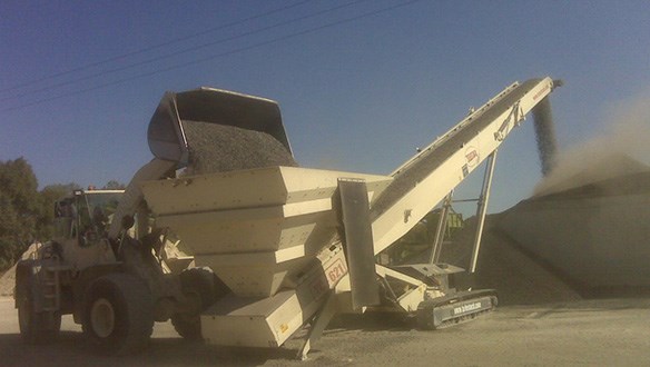 Direct feed hopper stockpiling from wheel loader