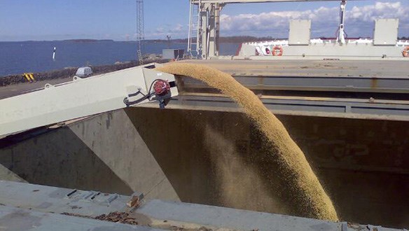 loading a coaster vessel from wheel loader
