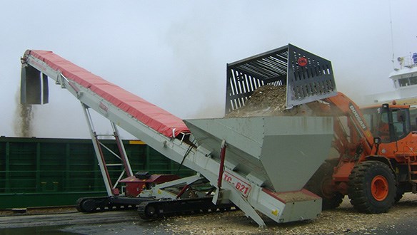 Parallel travel shiploader loading woodchips to Coaster vessel
