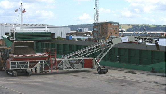 Tracked Hopper Feeder Shiploading from loading Shovels