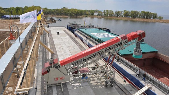 Rail mounted parallel travel fed from overhead conveyor.