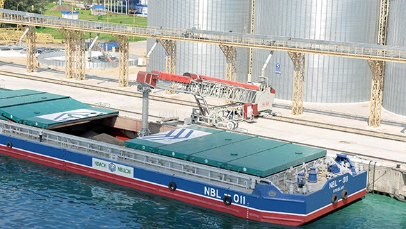 TS Rail Mounted Radial Telescopic loading a Barge