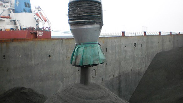 Telescopic chute discharging coal from truck unloader