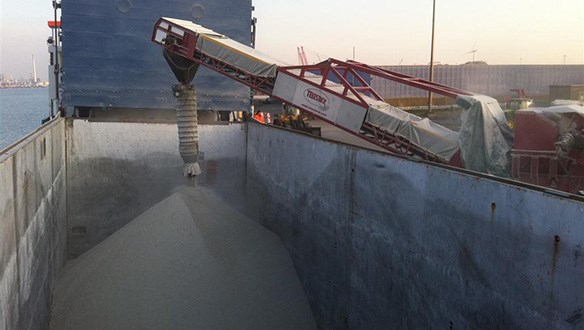 Telescopic chute on Truck unloader loading coaster vessel