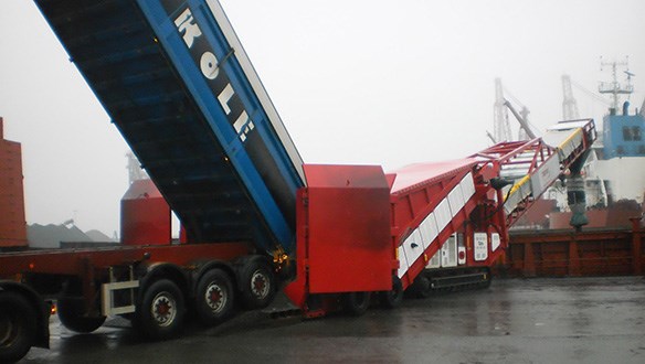 truck unloader loading a vessel 