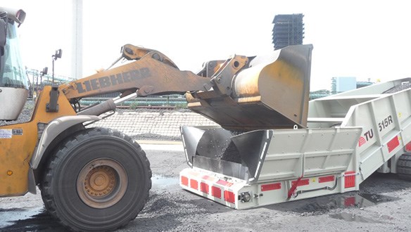 truck unloader fed by wheel loader