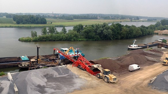 TU 521R bargeloading from wheel loader