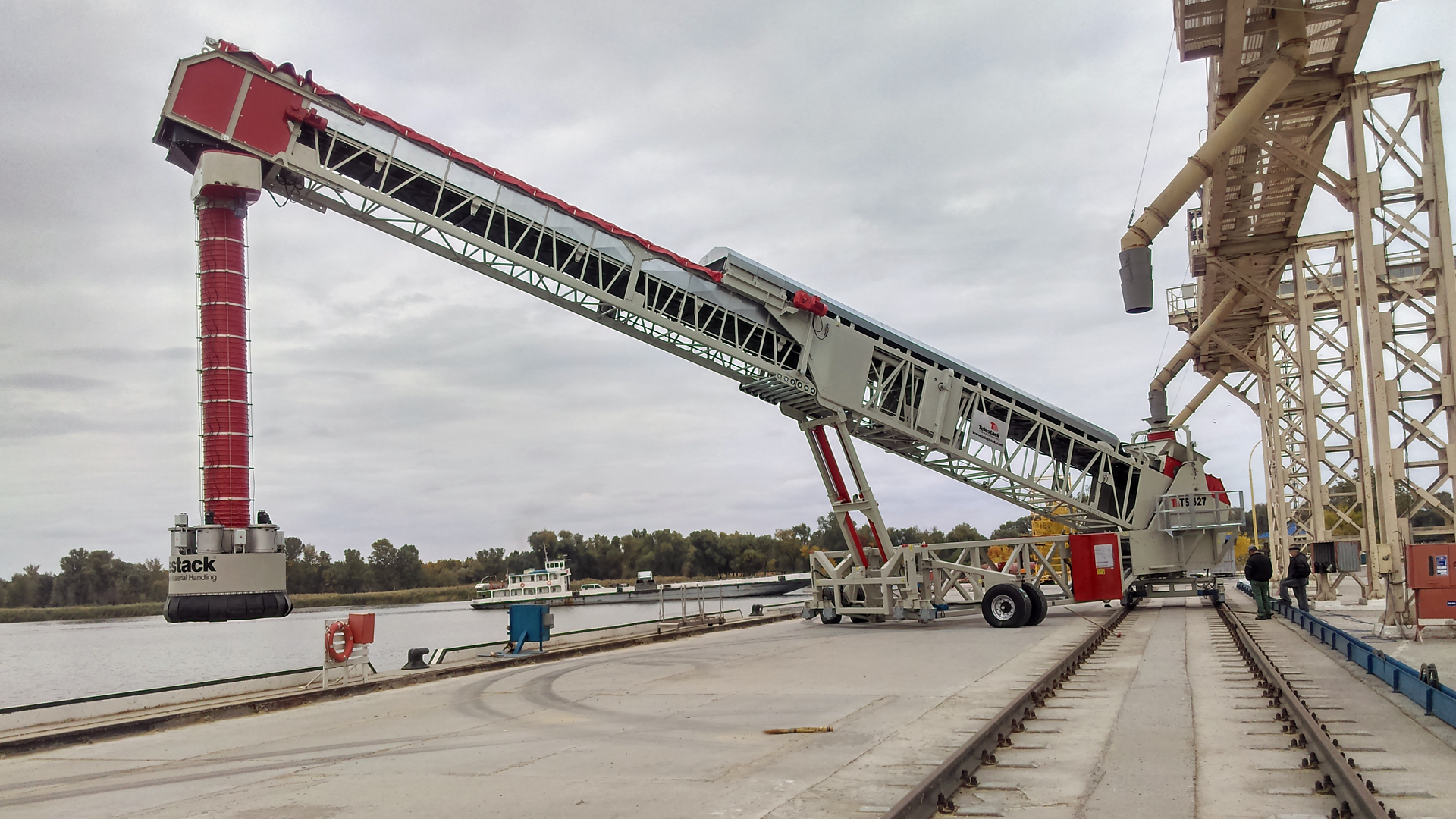 Rail mounted shiploaders